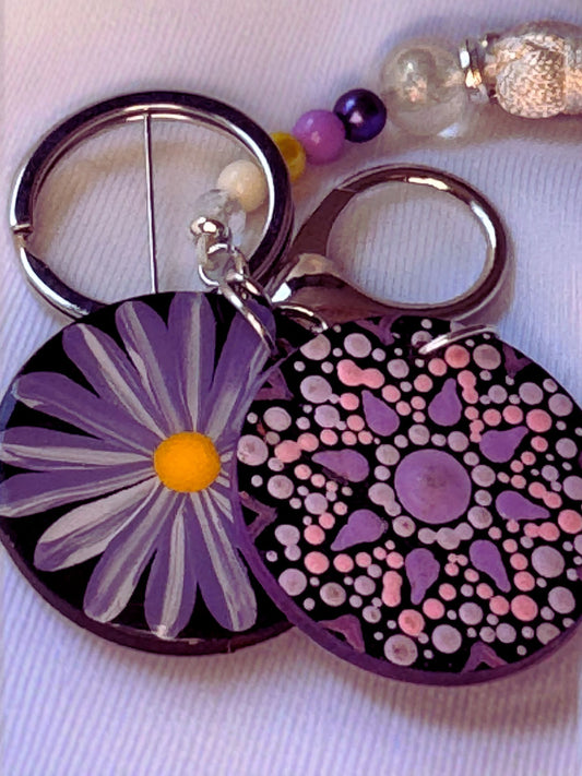 Chaveiro Margarida & Mandala Lilás – Arte Exclusiva