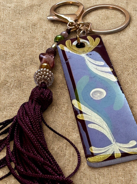 Chaveiro Artesanal Vinho & Dourado ✨