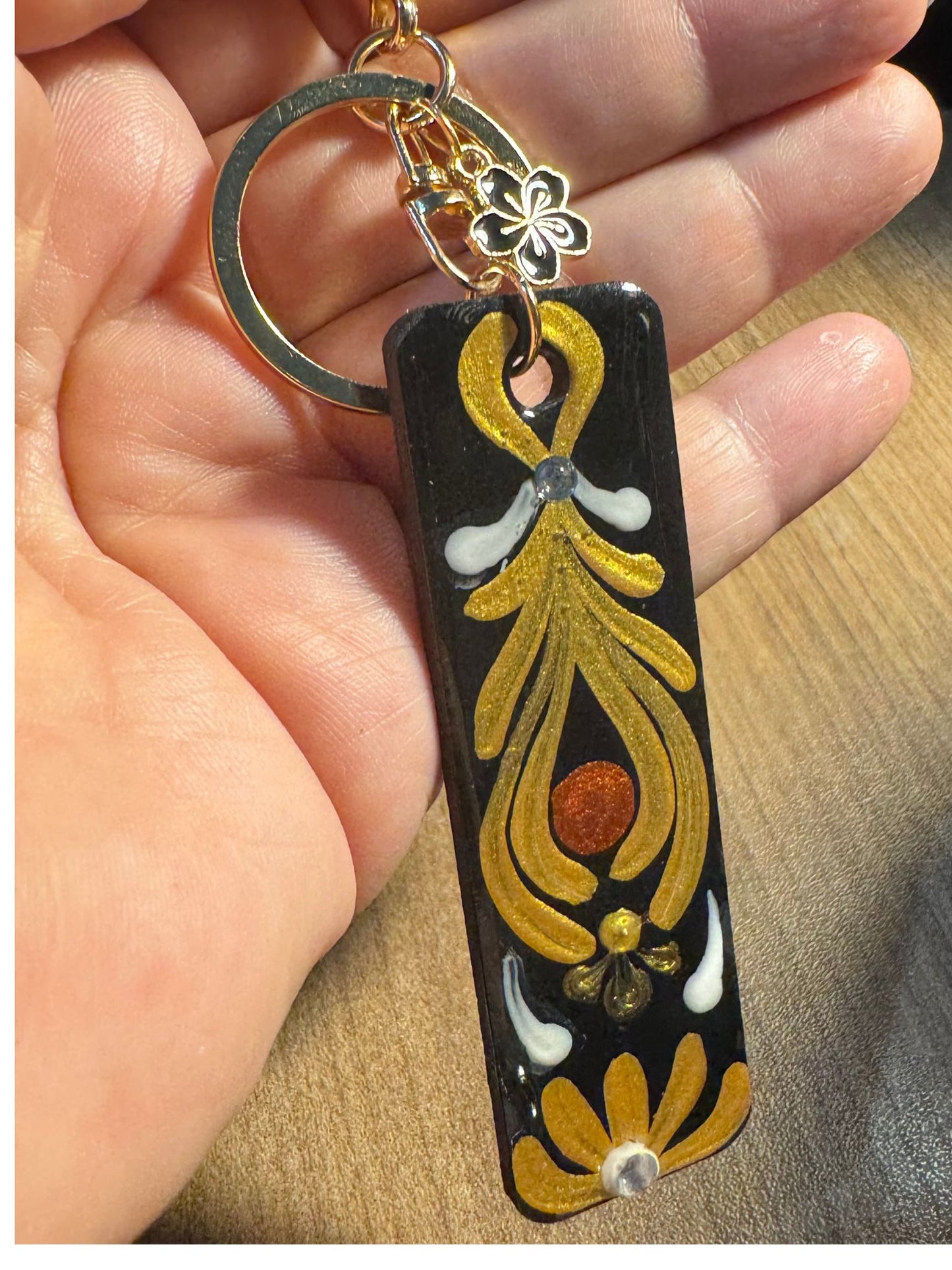 Chaveiro Exclusivo com Pintura Dourada e Brilho ✨