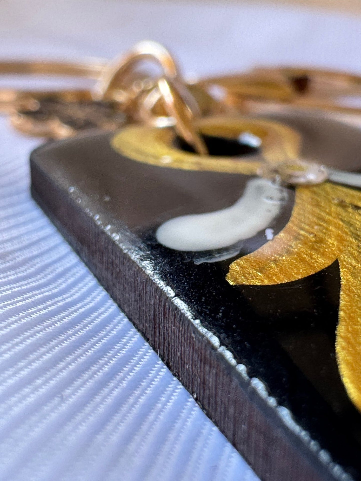 Chaveiro Exclusivo com Pintura Dourada e Brilho ✨